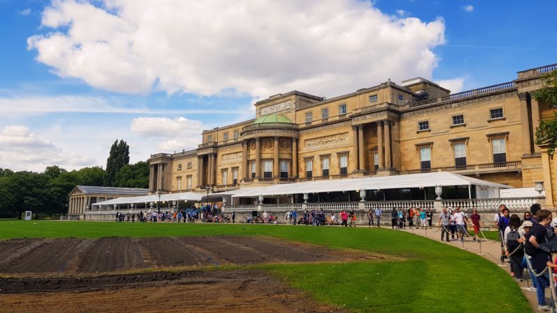 exterior photo of Buckingham Palance from gardens