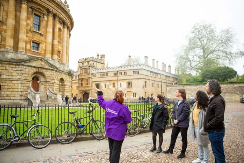 What to expect on an Oxford Official Walking Tour. Just one of many things to do when visiting Oxford in a day. 