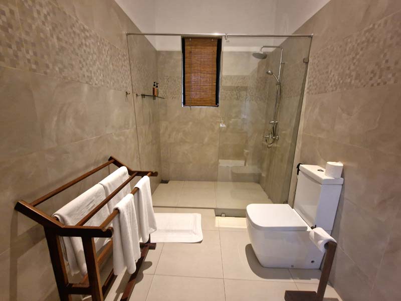 Bathroom in a deluxe sea-view room at Parangi Weligama Bay